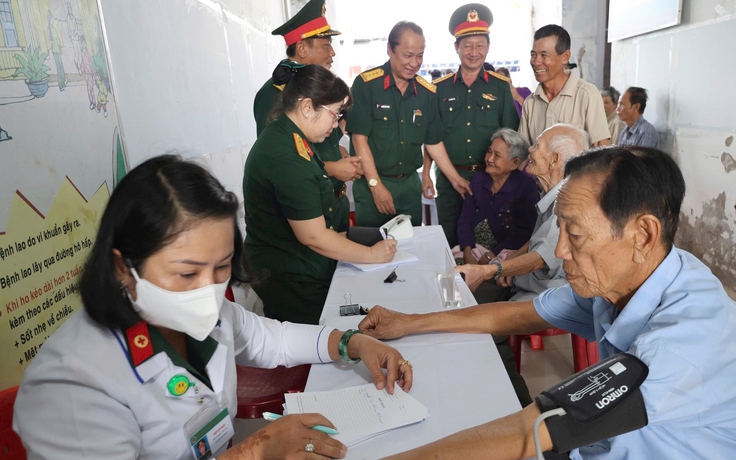 Bệnh viện Quân y 121 khám bệnh, giúp đỡ người nghèo