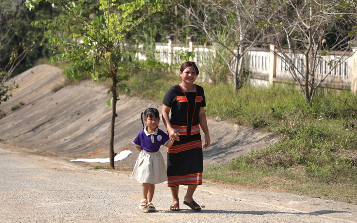 Con có trường học mới, người mẹ đồng bào Giẻ Triêng rưng rưng hạnh phúc