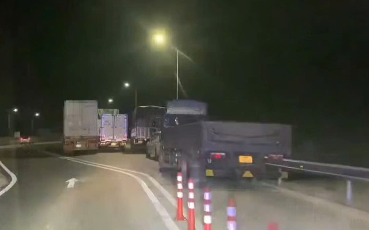 Phạt nguội hàng loạt ô tô dừng đỗ sai ở lối ra vào trạm dừng nghỉ cao tốc