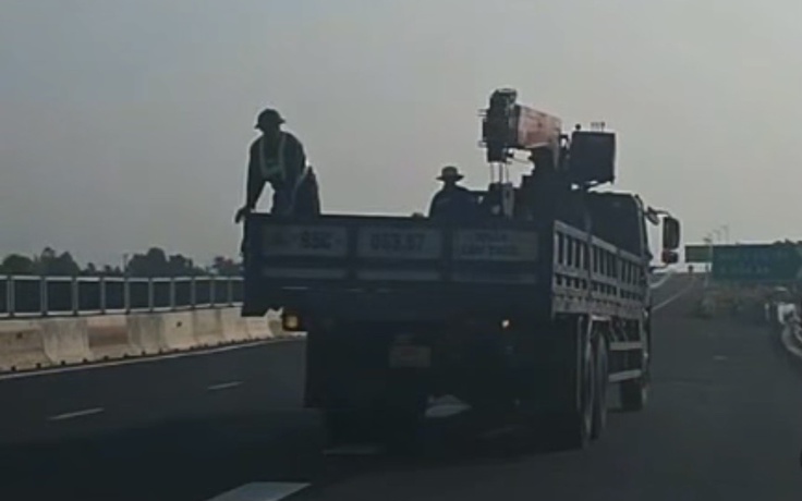 Xử phạt tài xế lùi xe trên cao tốc Cần Thơ - Hậu Giang