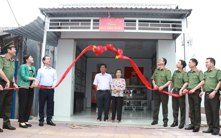 Bộ Công an trao 46 tỉ đồng để xây 500 căn nhà cho hộ khó khăn ở Cà Mau