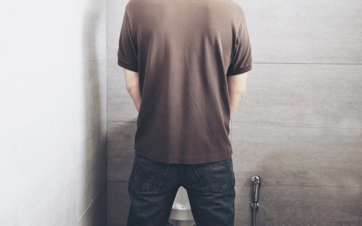 Vì sao tiểu nhiều khi uống rượu bia? Chuyên gia giải thích