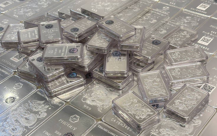 Giá vàng tiếp tục 'rơi', giá bạc bật tăng