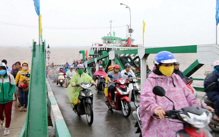 Hai bến phà lớn nhất TP.HCM tăng giá vé vì không chịu nổi bão giá dầu