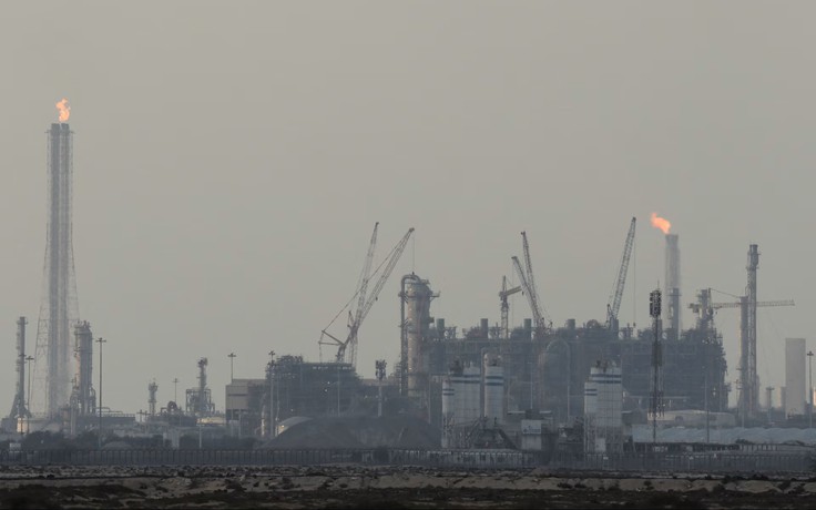 Dầu khí Trung Đông nguy nan, thế giới tìm cách 'buộc bụng'