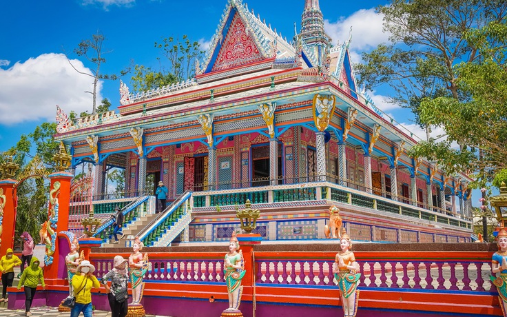 Ngôi chùa hơn 200 năm tuổi, nổi bật với hàng ngàn mảnh chén, đĩa