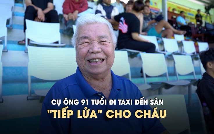 Cụ ông 91 tuổi tâm đắc vì ‘bóng đá đẹp’ khi đến sân ‘tiếp lửa’ cho cháu