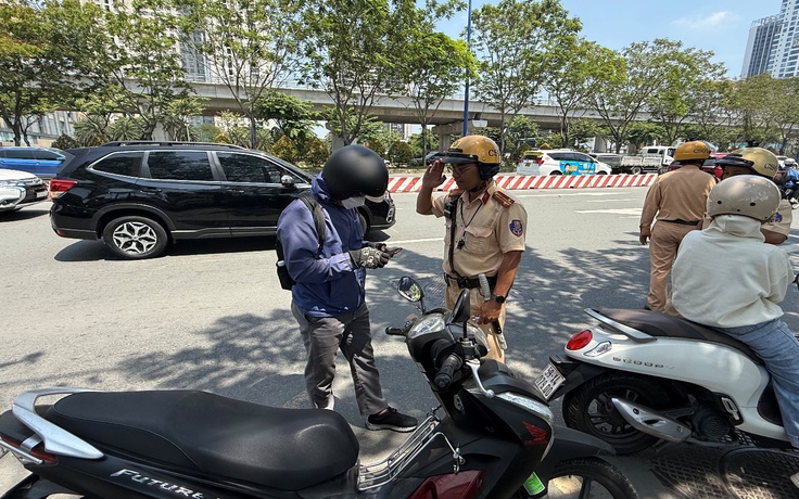 Chống chế 'quên mang giấy tờ xe' bị CSGT xử phạt thế nào?