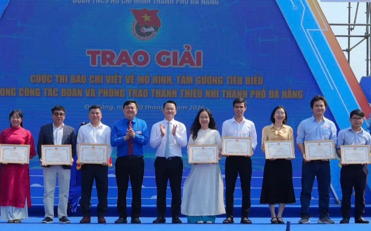 Phóng viên Báo Thanh Niên đoạt giải B loạt bài 'Thanh niên giúp dân trong mưa lũ'