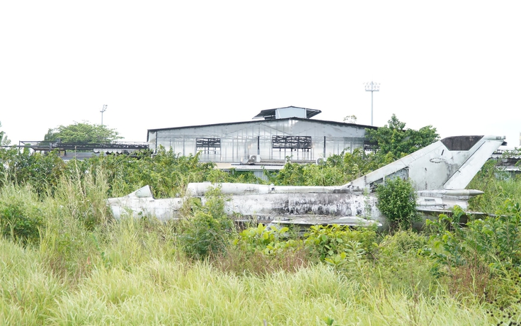 Máy bay MiG-21 bị 'bỏ quên' nhiều năm giữa khu dân cư Cà Mau