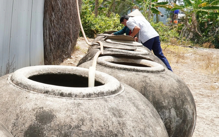 Ống nước kéo ngang nhà, người dân Biển Bạch vẫn chật vật mua từng lu nước