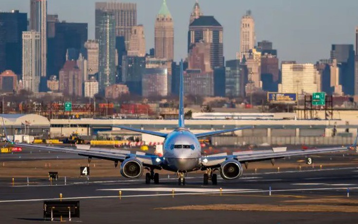 Hai máy bay suýt va chạm khi hạ cánh tại sân bay