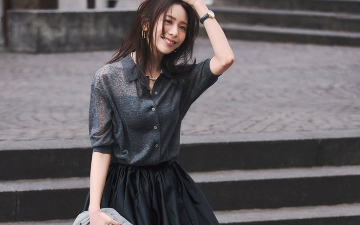 Mát nhẹ ngày nắng qua bản phối váy dài và giày thể thao