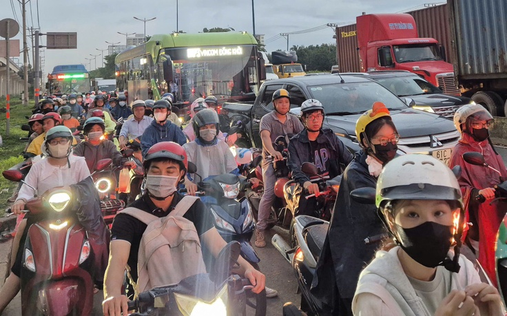 Giá xăng tăng, vượt 30.000 đồng/lít, người đi làm xa… thở dài