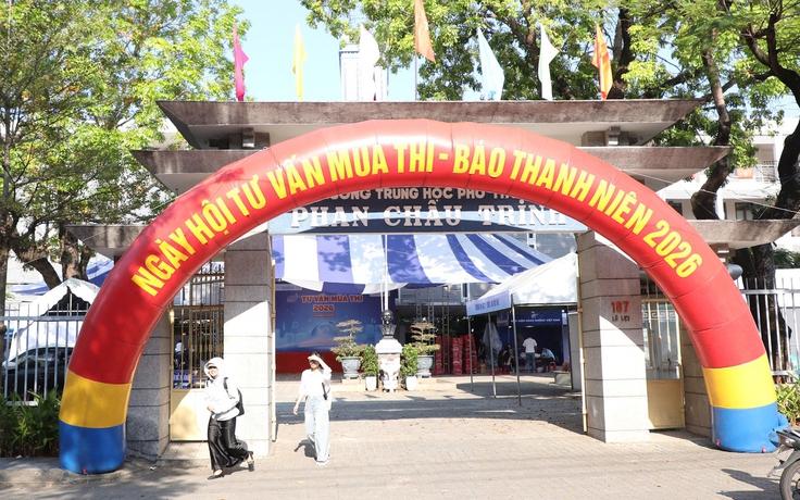 Tư vấn mùa thi: Trường THPT Phan Châu Trinh 'biến hình' thành ngày hội trước giờ G