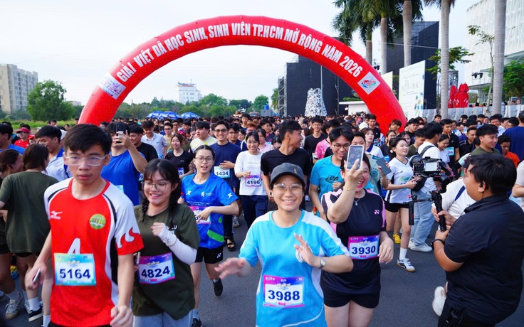 Hàng ngàn người trẻ dậy sớm tham gia chạy bộ