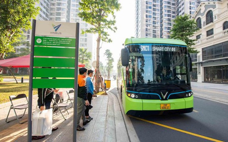 Nhiều người chọn xe điện, metro để giảm áp lực giá xăng