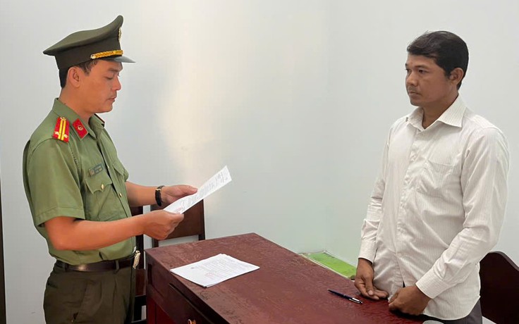 Dùng dao đánh cán bộ, bị khởi tố về tội sử dụng vũ khí quân dụng