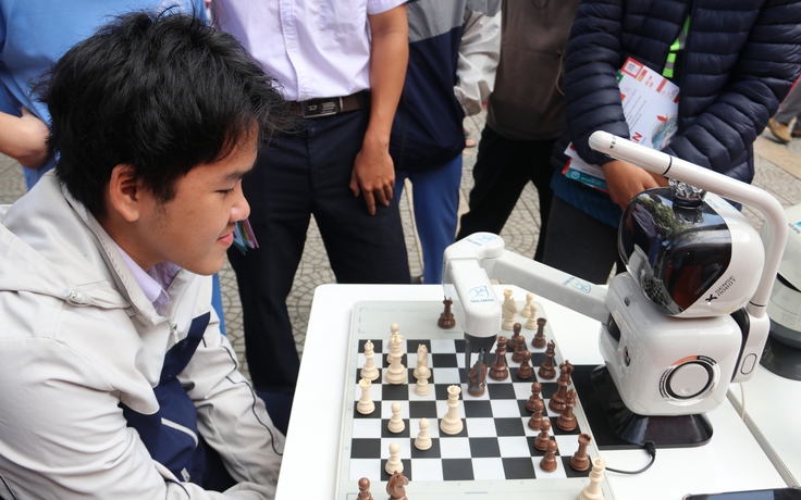 Thử thách đánh cờ cùng robot: Điểm nhấn công nghệ tại ngày hội tư vấn mùa thi