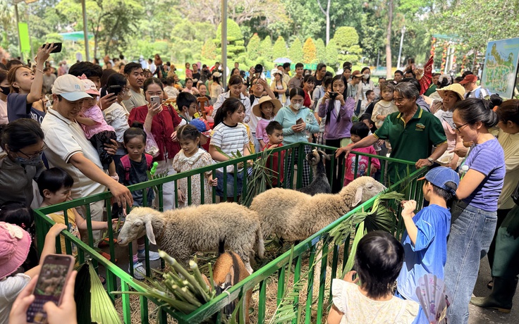 Rùa, vẹt, cừu… diễu hành mừng 162 năm Thảo Cầm Viên, trẻ em thích thú