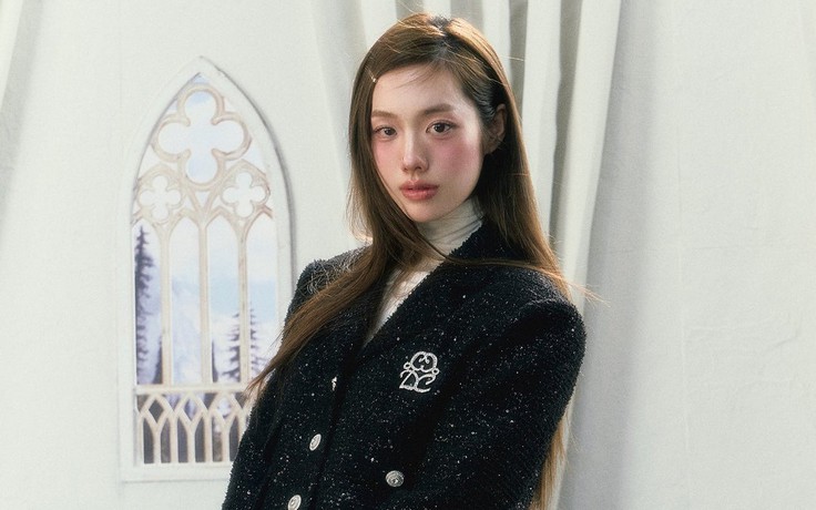 Chỉ với một chiếc cài áo, trang phục tầm thường cũng hóa sang trọng