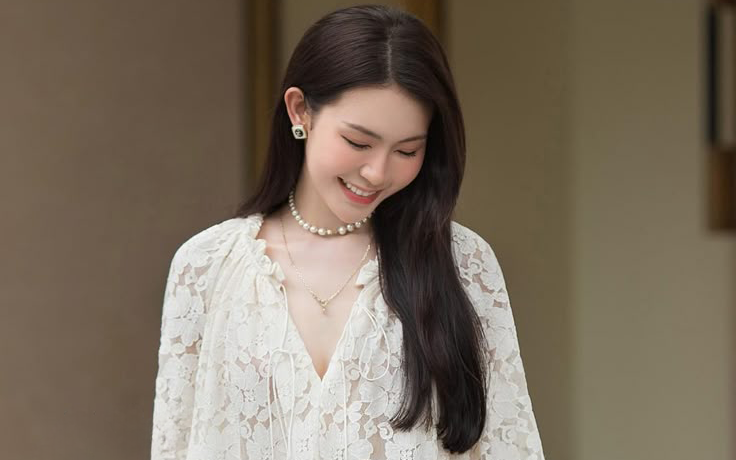 Áo blouse ren cách điệu mang chút điệu đà cho ngày hè