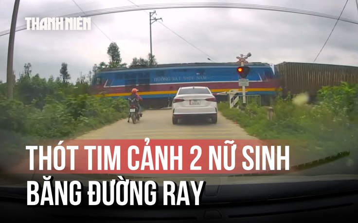 Thót tim khoảnh khắc 2 nữ sinh 'giỡn mặt tử thần' ngay sát đầu tàu hỏa