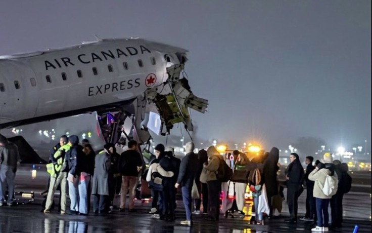 Máy bay Air Canada hạ cánh đâm vào xe cứu hỏa, buồng lái hỏng nghiêm trọng