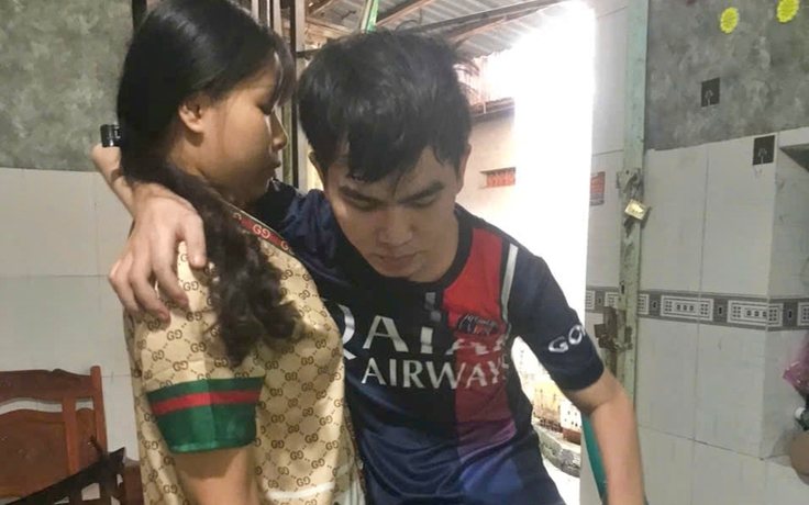 Vợ trẻ bồng bế, thức khuya chăm chồng suốt 5 năm dù bị xua đuổi