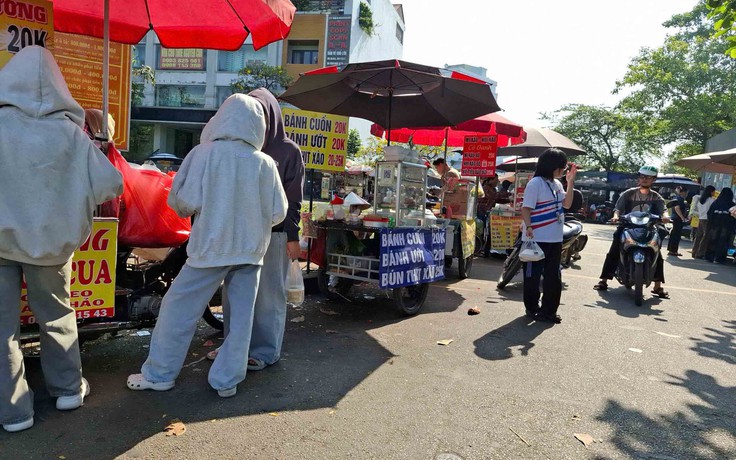 Buôn bán trên đường làm ách tắc giao thông