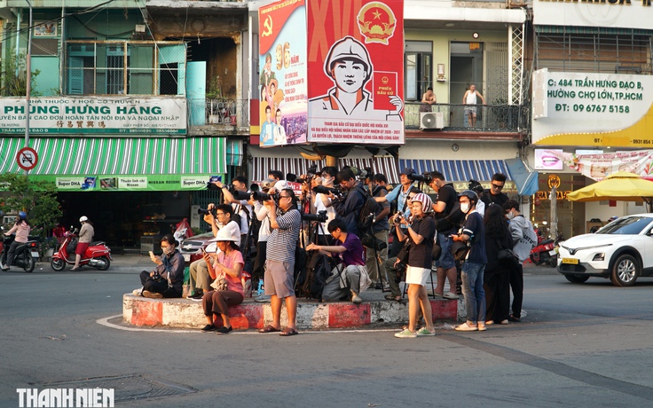 Mặt trời lặn sau tháp nhà thờ Cha Tam ở Chợ Lớn: Khung cảnh hiếm gặp