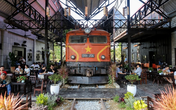 'Hồi sinh' đầu máy tàu hỏa gần 50 năm tuổi, quán cà phê ở Huế hút khách