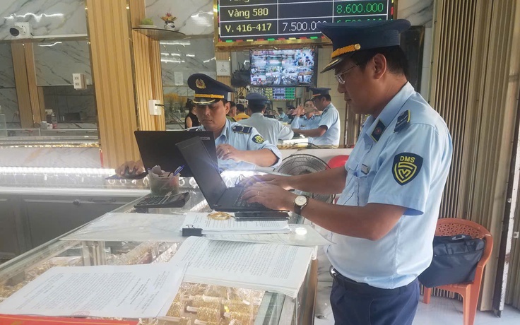 Đồng Tháp xử phạt 9 tiệm vàng bán trang sức giả thương hiệu Chanel, Versace