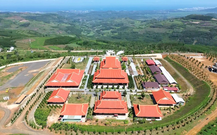 Thiền viện Trúc lâm Phú Yên trên núi cao 400 m: Nhìn trọn núi Chóp Chài và biển Tuy Hòa