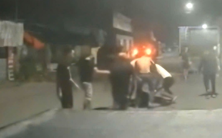 Công an điều tra vụ '3 xe bán tải rượt đuổi, hành hung người trong đêm'