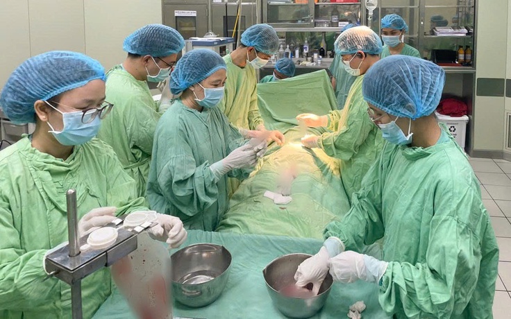 Cứu sống bệnh nhi 7 tuổi nhờ ghép tủy từ chị ruột