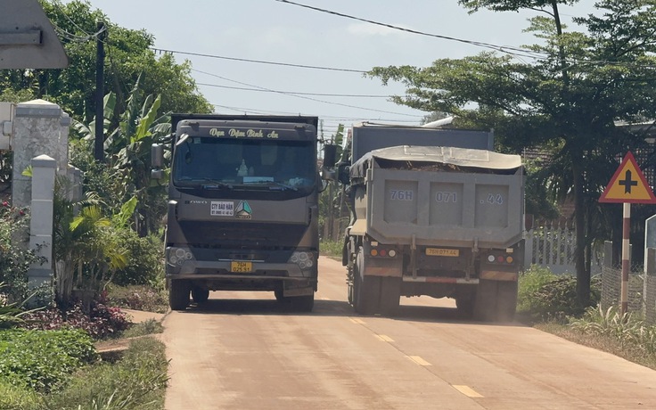Xe tải chở đất tung hoành, người dân 'thấp thỏm' khi ra đường