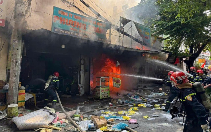 Cháy cửa hàng đồ nhựa ở TP.HCM, cư dân hốt hoảng di dời tài sản