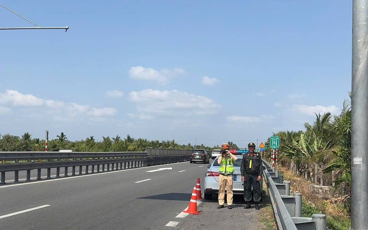 Trường hợp nào bắt buộc đặt biển cảnh báo sau ô tô 150 mét trên cao tốc?