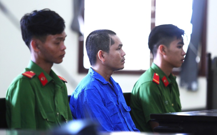 Mang dao truy sát chồng cũ của người tình vì bị 'mỉa mai'