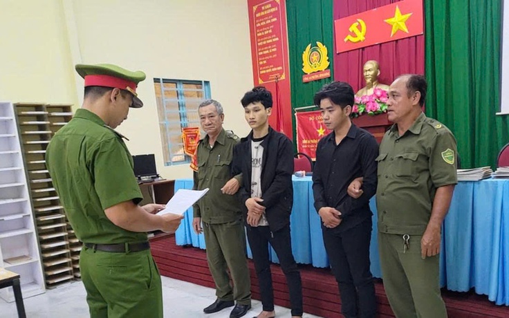 Công an TP.HCM bắt 2 thanh niên cầm hung khí rượt đuổi nhau ở chợ Bình Điền