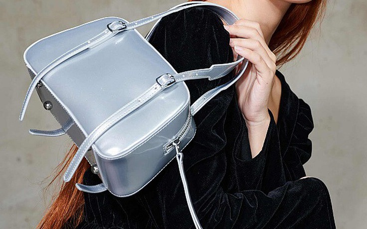 Túi xách sắc bạc, điểm nhấn kiêu kỳ cho quý cô sành điệu