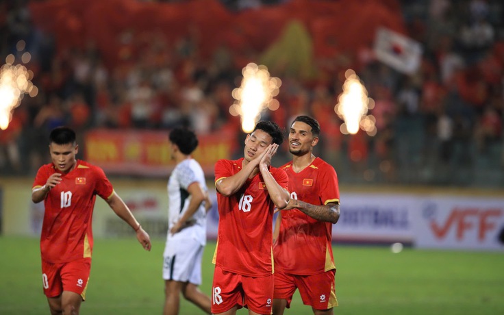 Áp tay vào má và nhắm mắt, Hai Long lý giải cực bất ngờ về hành động ăn mừng bàn thắng!