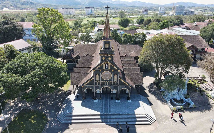 Những nhà thờ độc đáo: Nhà thờ Gỗ trăm năm giữa lòng phố núi