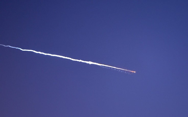 Houthi lần đầu tham chiến, phóng tên lửa sang Israel