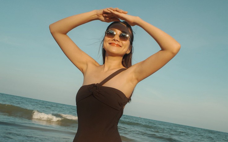 Thanh Hằng diện áo tắm khoe đường cong ở tuổi 43