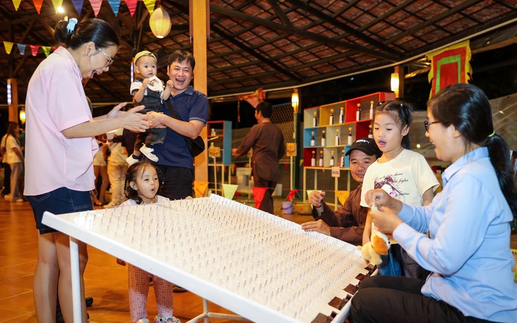 Đến lễ hội ẩm thực ở TP.HCM, nhiều gia đình 'ở lì' vì khu trò chơi dân gian