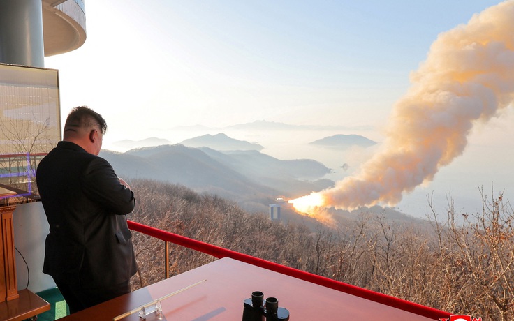 Ông Kim Jong-un giám sát thử nghiệm động cơ tên lửa nhiên liệu rắn