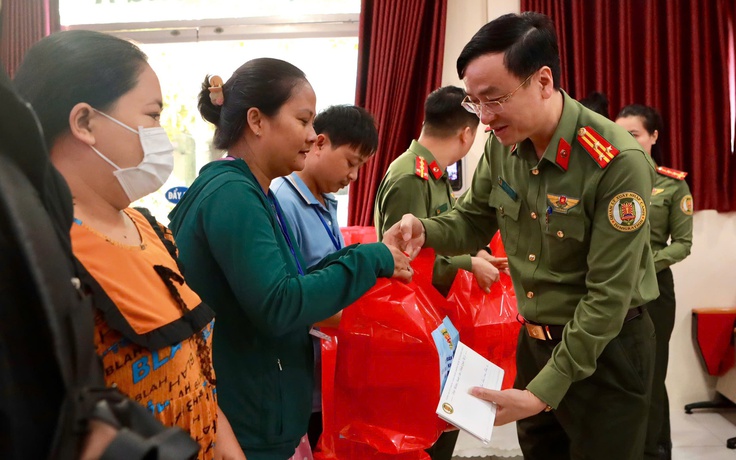 Công an cửa khẩu Tân Sơn Nhất tặng quà các bệnh nhi ung thư