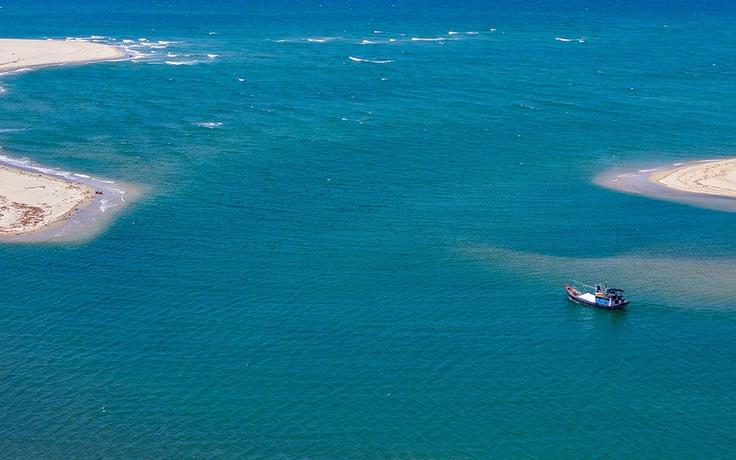 Cửa Lở bồi lấp, ngư dân 'mắc cạn' giữa mùa biển